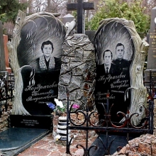 Памятники в форме деревьев