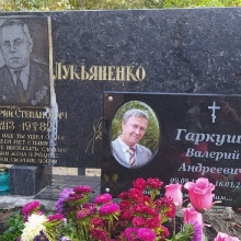  Таблички и портреты на кладбище_95