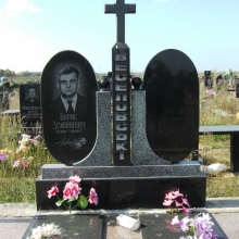 Двойной памятник с крестом из гранита, гранитный памятник для двоих с крестом