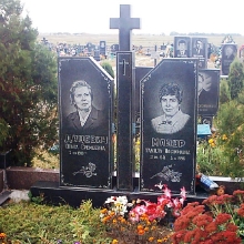 Двойной памятник с крестом из гранита, гранитный памятник для двоих с крестом