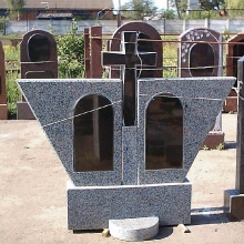 Двойной памятник с крестом из гранита, гранитный памятник для двоих с крестом