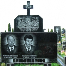 Двойной памятник с крестом из гранита, гранитный памятник для двоих с крестом