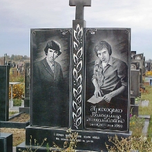 Двойной памятник с крестом из гранита, гранитный памятник для двоих с крестом
