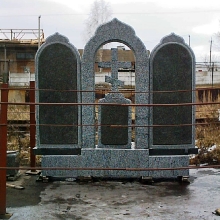 Двойной памятник с крестом из гранита, гранитный памятник для двоих с крестом