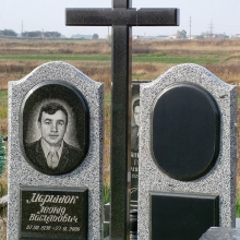 Двойной памятник с крестом из гранита, гранитный памятник для двоих с крестом