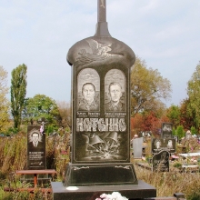 Двойной памятник с крестом из гранита, гранитный памятник для двоих с крестом
