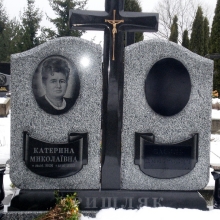 Двойной памятник с крестом из гранита, гранитный памятник для двоих с крестом