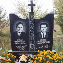Двойной памятник с крестом из гранита, гранитный памятник для двоих с крестом